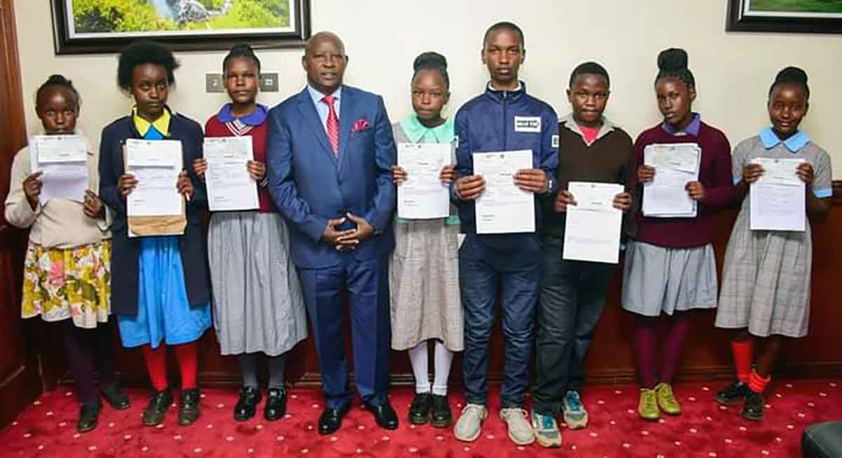 Nyeri Governor Mutahi Kahiga and Nyeri Diaspora Leadership Academy students pose with certificates