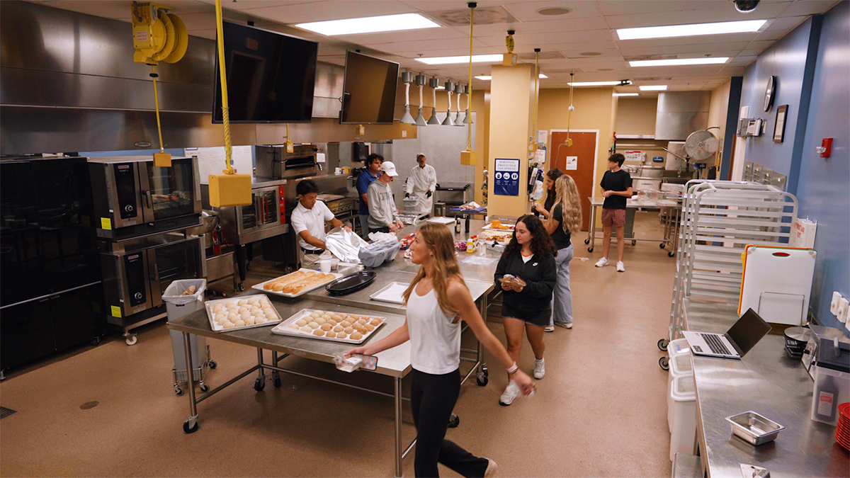 Students in a kitchen lab