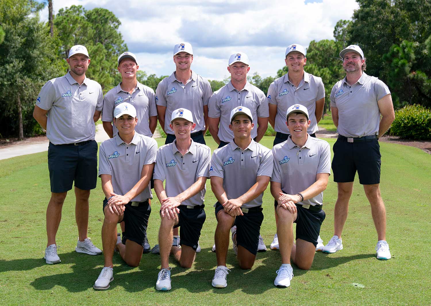 FGCU men’s golf team poses on course