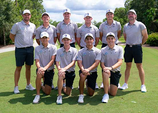 FGCU men’s golf team poses on course