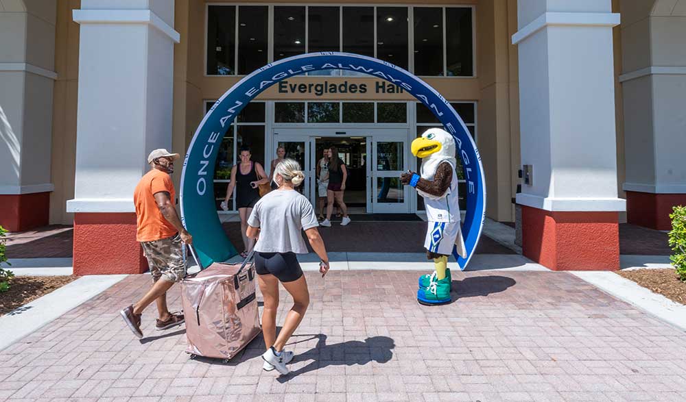 FGCU student moves into Everglades Hall during campus move-in day.
