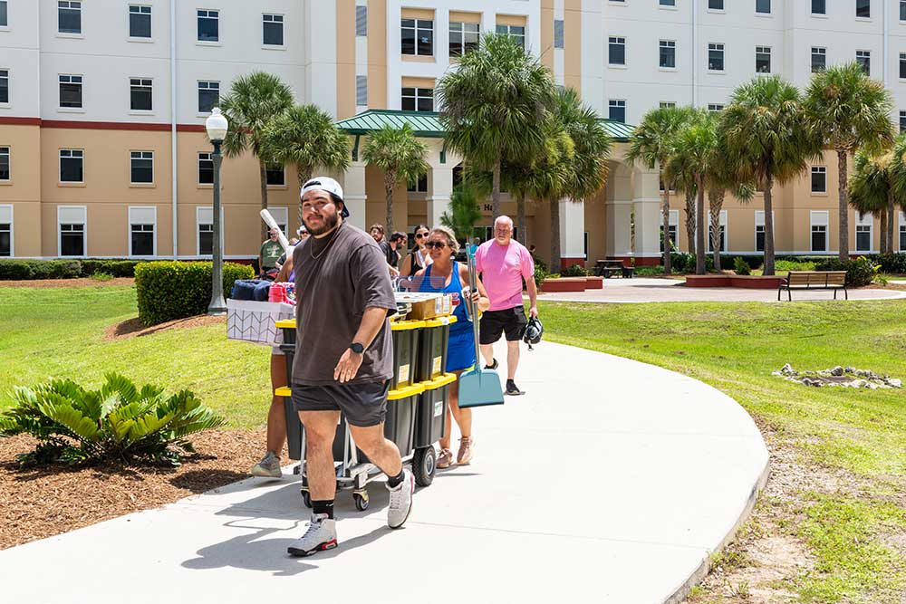 FGCU student and family unload belongings at residence hall move-in.