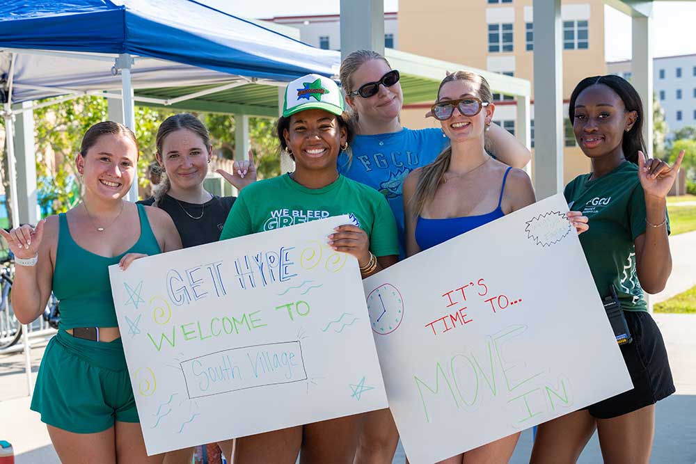 FGCU student volunteers greet residents during campus move-in.
